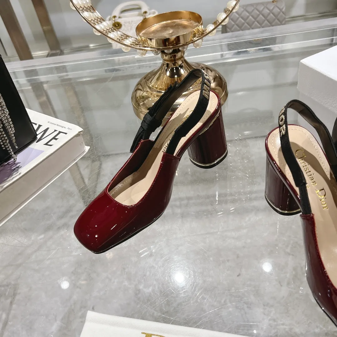 👟👟Ex-factory price 540👟👟Dior 2025 early spring new style Rhodes series women's sandals with special-shaped heel and empty back. Stars' same letter logo with electric embroidery process ➕Hardware buckle high-heeled women's shoes. The outside is decorated with butterflies 🦋knots for decoration, which makes the whole pair of shoes beautiful. 🌟Original development of top-end high-end version Material: imported patent leather upper, water-dyed sheepskin lining, foot pads + Italian leather outsole Heel height: 4cm 7.5cm Size: 35-41 standard code (40.41 customization is not returnable)